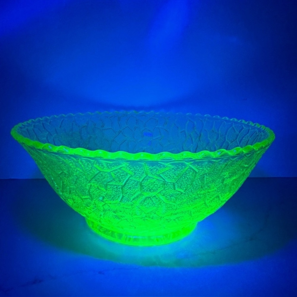 Vintage LE Smith Green Uranium Vaseline Pressed Glass Bowl Crackle Pattern 8”